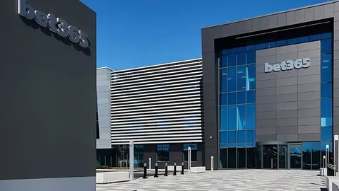 “范戴克发声：期望萨拉赫留任，足球前程未知，谁能预测？”